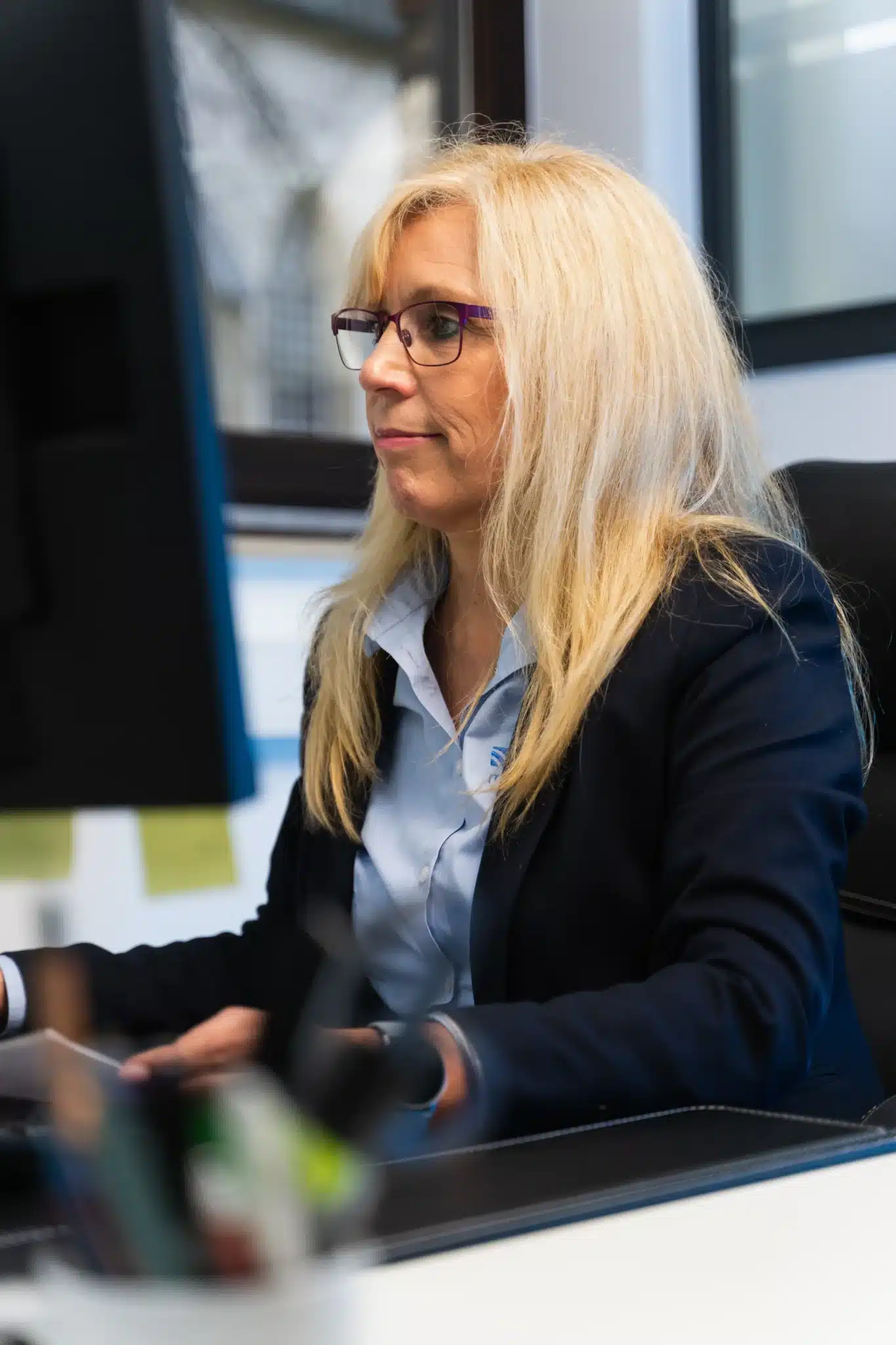 Mitarbeiterin von Esposito IT arbeitet konzentriert am Computerarbeitsplatz im Büro